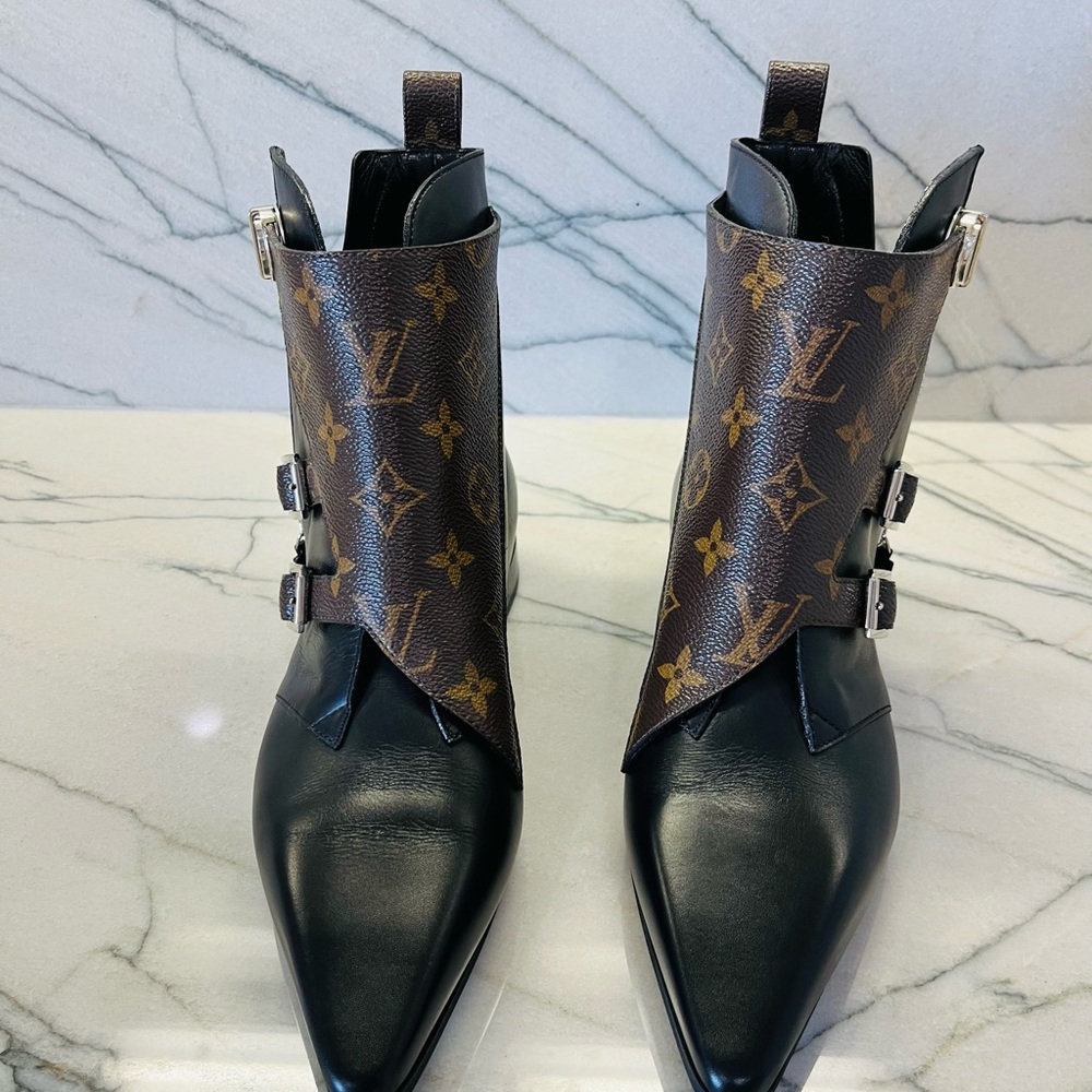 Louis Vuitton buckle boot, size 37.